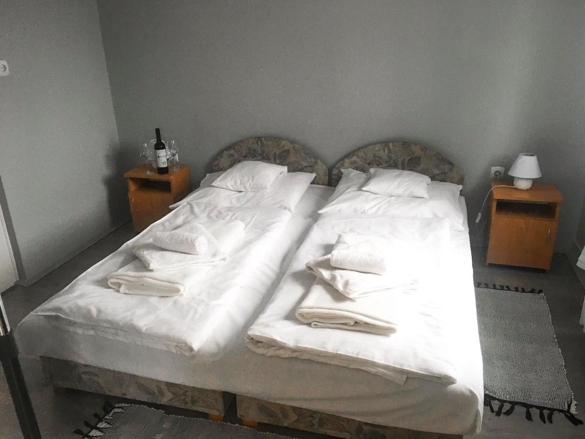 Tompos Vendeghaz Es Pince Hotel วิลานี ภายนอก รูปภาพ